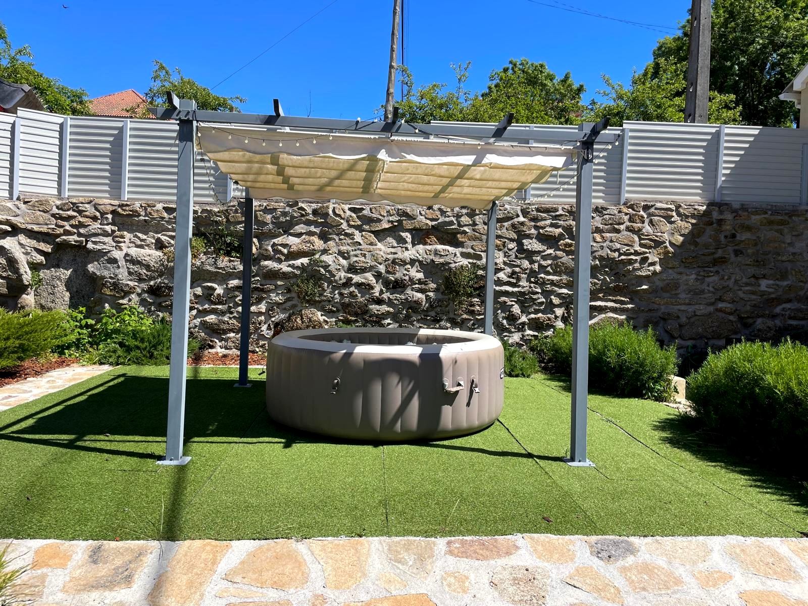 Jardim e jacuzzi