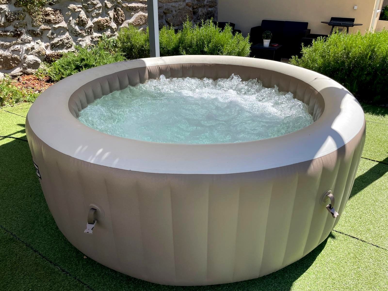 Jardim e jacuzzi