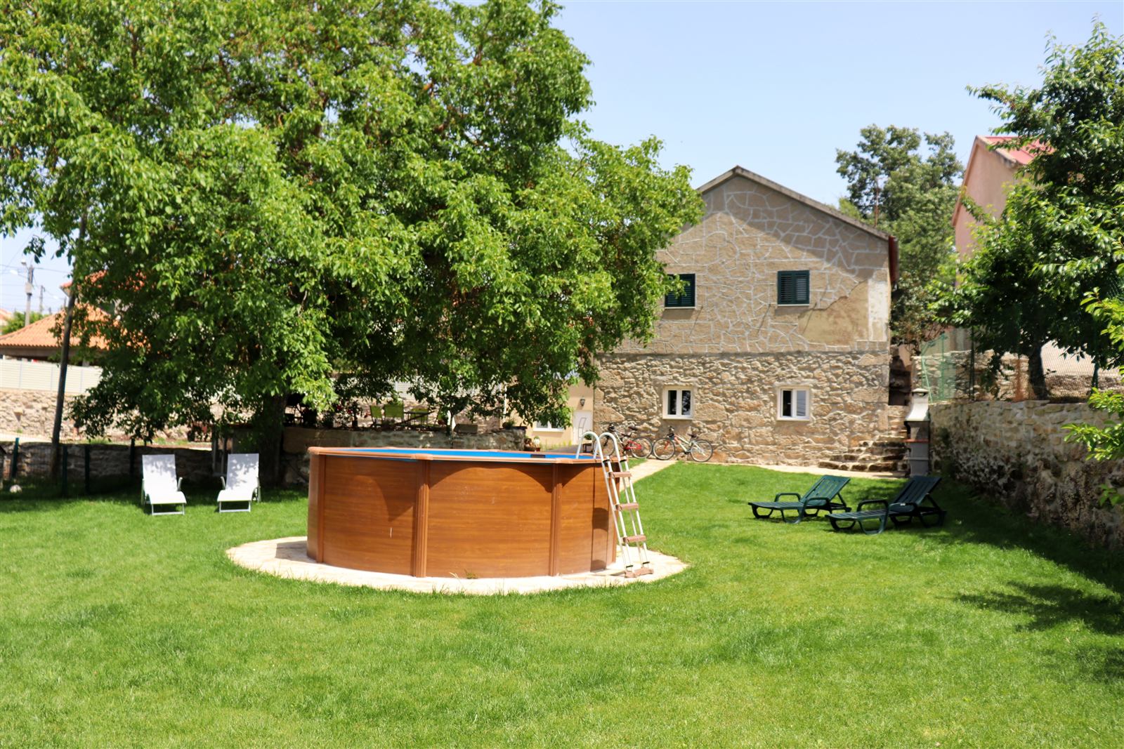 Jardim e piscina